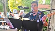 Rainer Förtsch spielt zugunsten von „1000 Herzen“ im Braugarten Schmölz.Karl- Heinz Hofmann Rainer Förtsch spielt zugunsten von „1000 Herzen“ im Braugarten Schmölz.Karl- Heinz Hofmann