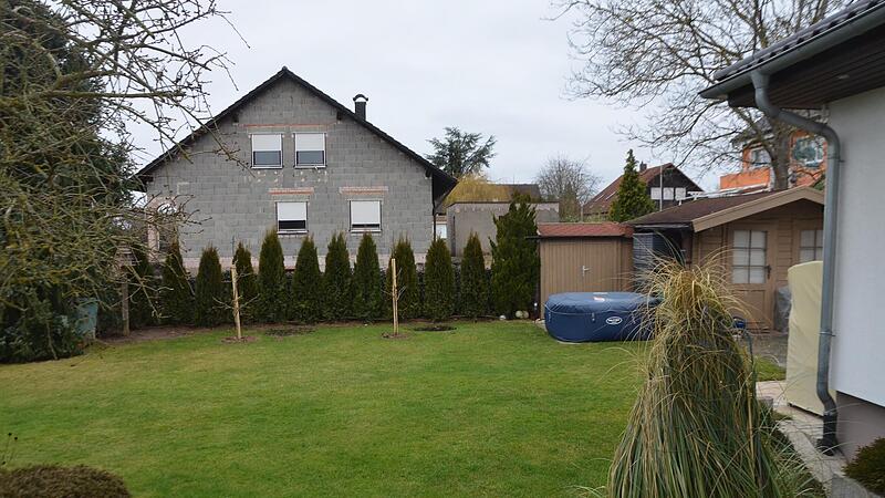 Das Haus im Hintergrund soll abgerissen werden, stattdessen ist ein Neubau mit elf Wohnungen vorgesehen. Die Nachbarn (Grundst&uuml;ck im Vordergrund) reagieren auf das Vorhaben in der gew&uuml;nschten Gr&ouml;&szlig;enordnung entsetzt. Und auch der Bauausschuss meint: So ein massiver Bauk&ouml;rper passt da nicht rein.