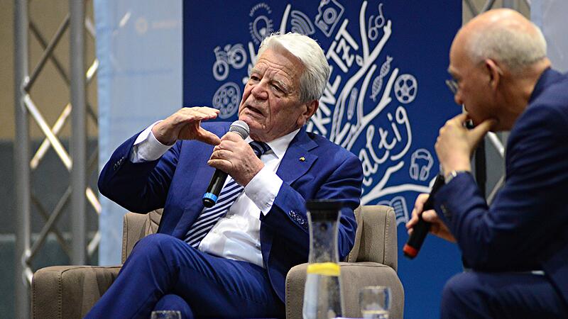 Der ehemalige Bundespr&auml;sident Joachim Gauch sprach in Bamberg &uuml;ber Krieg und Frieden.Karolinenstra&szlig;e 22: Die Apothekerin auf dem Scheiterhaufen