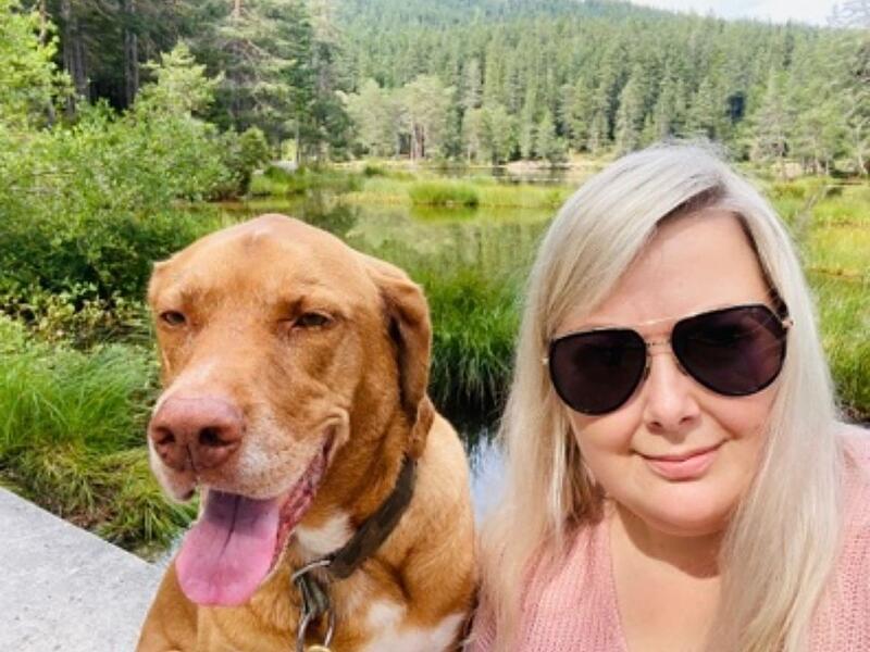 Stets an Kathrin Gr&uuml;ners Seite: Hund Lennox.