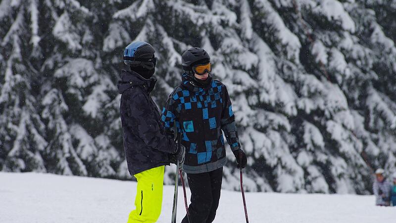 Felix Lindig (rechts) beim Skifahren in Ludwigsstadt.