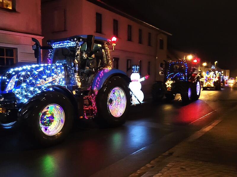 Wie hier auf dem Archivbild werden auch in diesem Jahr wieder bunt geschmückte Traktoren in Buttenheim zu sehen sein.
