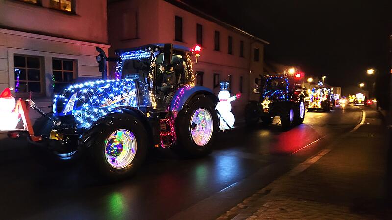 20 Traktoren fuhren geschm&uuml;ckt durch Buttenheim.