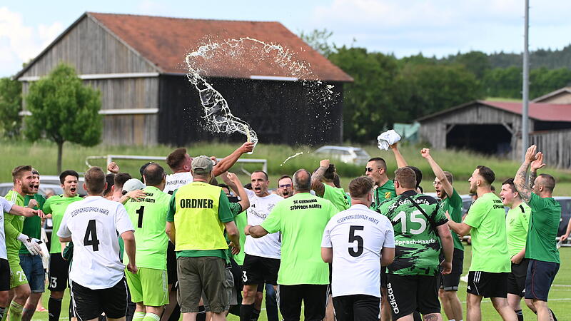 Ausgelassen feiert der SC Germania St&ouml;ppach-Haarth seinen Aufstieg in die Kreisklasse.