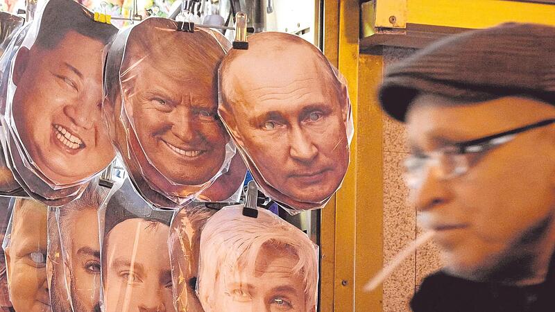 An einem Souvenir-Stand in St. Petersburg h&auml;ngen ihre Bilder, auch im echten Leben soll es nun zu einem Treffen zwischen US-Pr&auml;sident Donald Trump und seinem russischen Amtskollegen Wladimir Putin kommen.