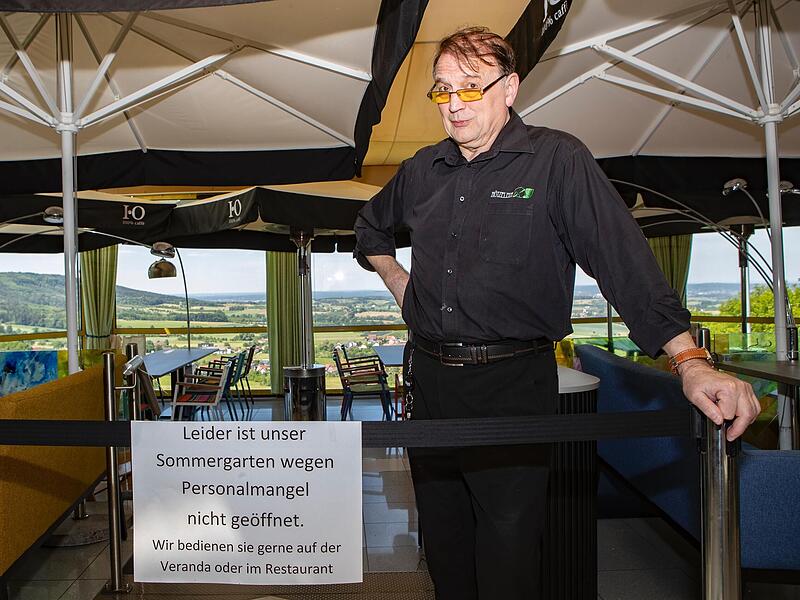 Gastwirt und Hotelbetreiber Georg H&ouml;tzelein muss trotz sch&ouml;nstem Wetter seinen Sommergarten schlie&szlig;en.Forchheim & Fr&auml;nkische Schweiz