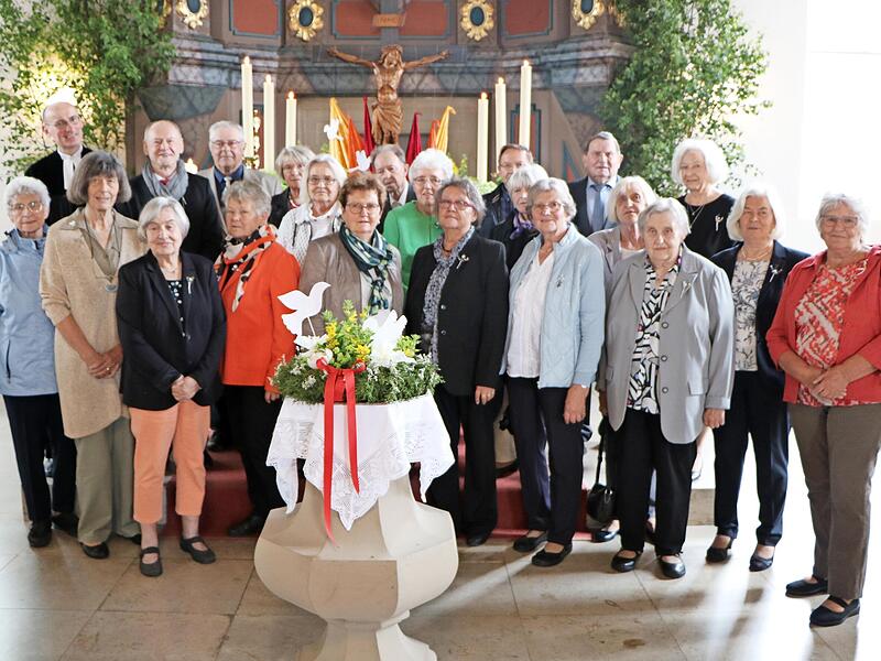 Vor 60 Jahren feierten die Gläubigen ihre Konfirmation, die nun zur „Diamantenen“ zusammenkamen.