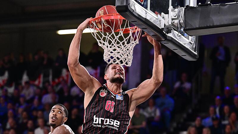 Filip Stanic stopft den Ball zu zwei seiner 21 Punkte in den Hamburger Korb. Trotz der starken Leistung des Bamberger Centers, reichte es nicht zum Sieg bei den Towers.