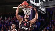 Filip Stanic stopft den Ball zu zwei seiner 21 Punkte in den Hamburger Korb. Trotz der starken Leistung des Bamberger Centers, reichte es nicht zum Sieg bei den Towers.