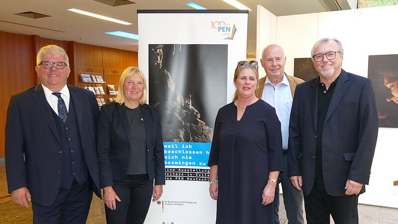 Das Writers-in-Exile Programm des deutschen PEN zeigt, wie Menschlichkeit aussehen kann, wie die Redner der Vernissage im Klinikum betonten. Von links: Wolfgang Metzner, Astrid Vehstedt, Anna Scherbaum, Werner Kinkel und Gerhard Seitz.  
