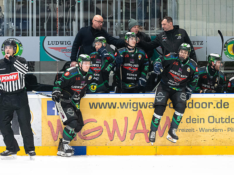 D&uuml;nn ist die Bank der Alligators, doch neben Trainer Morgan Persson (oben links) ist Sportvorstand J&ouml;rg Schobert (oben rechts) eine Konstante des HEC.