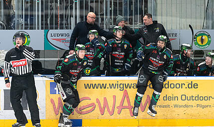 D&uuml;nn ist die Bank der Alligators, doch neben Trainer Morgan Persson (oben links) ist Sportvorstand J&ouml;rg Schobert (oben rechts) eine Konstante des HEC.