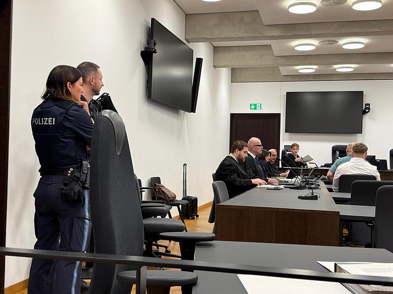 Landgericht Nürnberg Die Angeklagten und ihre Verteidiger: Zwei Männer müssen sich vor dem Landgericht Nürnberg-Fürth wegen versuchten Mordes verantworten.