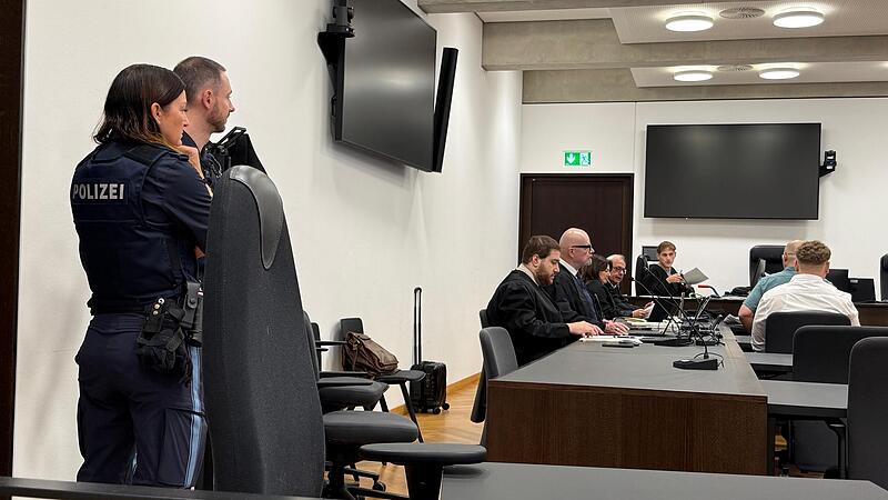 Die Angeklagten und ihre Verteidiger: Zwei M&auml;nner m&uuml;ssen sich vor dem Landgericht N&uuml;rnberg-F&uuml;rth wegen versuchten Mordes verantworten.