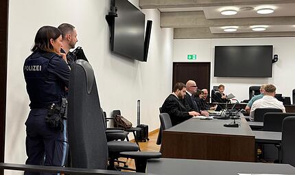 Die Angeklagten und ihre Verteidiger: Zwei M&auml;nner m&uuml;ssen sich vor dem Landgericht N&uuml;rnberg-F&uuml;rth wegen versuchten Mordes verantworten.