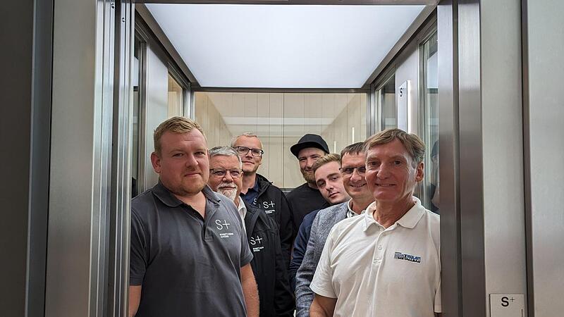 Funktioniert: Diejenigen, die die beiden gl&auml;sernen Aufz&uuml;ge im Globe verantworten, haben auch getestet. Von links: Christian J&ouml;rg, Christian Tr&ouml;ger, Mario Saffer, Tizian Patzer, Tim Groh, Volkmar Kettner und Bernd Stadler.