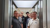 Funktioniert: Diejenigen, die die beiden gl&auml;sernen Aufz&uuml;ge im Globe verantworten, haben auch getestet. Von links: Christian J&ouml;rg, Christian Tr&ouml;ger, Mario Saffer, Tizian Patzer, Tim Groh, Volkmar Kettner und Bernd Stadler.