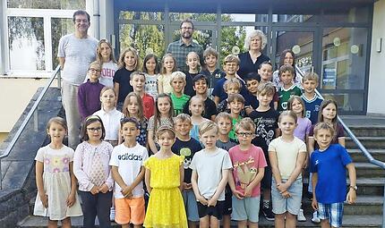 Geld&uuml;bergabe nach dem Spendenlauf an der Schlossberg-Grundschule N&uuml;dlingen: (hintere Reihe v.l.) Lehrer Helmut Conrady, Arno Wielgoss und Rektorin Susanna Bickert.