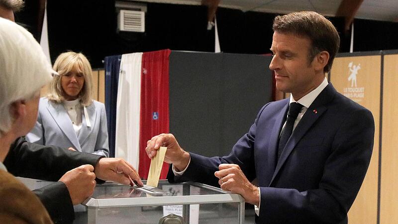 Das Regierungslager von Emmanuel Macron musste bei der Parlamentswahl in Frankreich deutliche Verluste hinnehmen. Das wird für den Präsidenten künftig spürbare Auswirkungen haben.