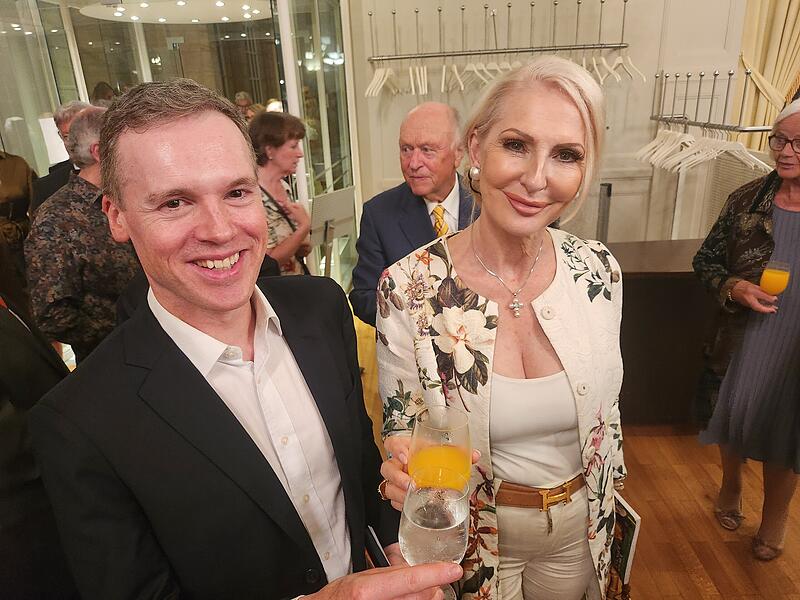 Tobias Kaiser, Ehemann des Intendanten Alexander Steinbeis, mit Schauspielerin D&eacute;sir&eacute;e Nick.