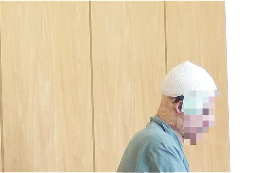 Komplett entstellt und bandagiert: Der mutma&szlig;liche Doppelm&ouml;rder z&uuml;ndete sich nach der Tat selbst an, &uuml;berlebte nur, weil ihn Bewohner der Asylunterkunft in Kronach l&ouml;schten.