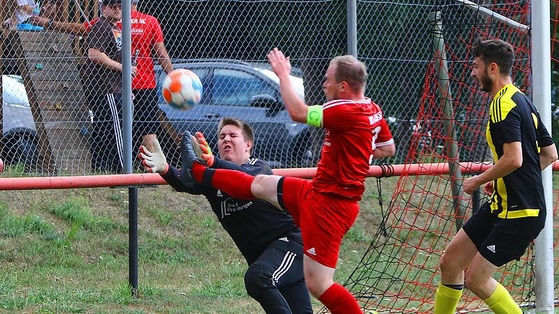 Das kann ins Auge gehen&hellip; Der Blaicher Peter Lutz nimmt den Fu&szlig; gegen den Trebgaster Torwart Lukas H&uuml;bner etwas zu hoch.