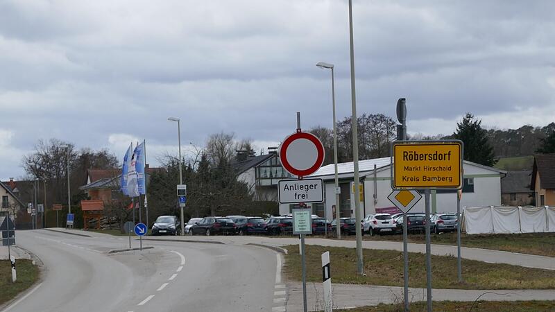 Die Vollsperrung der Ortsdurchfahrt in Röbersdorf macht weite Umwege nötig.