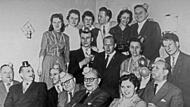 Fasching bei der Coburger Sparkasse 1959: Frohsinn mit Kappe und Luftballon. Rechts der spätere Kommunarde Dieter Kunzelmann.
