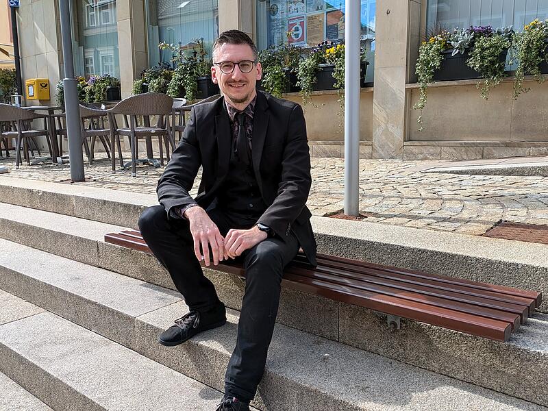 B&uuml;rgermeister Jan Marberg entspannt vor dem Rathaus &ndash; ein Moment abseits des Amtsalltags.