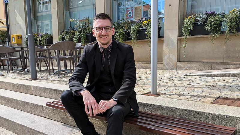 B&uuml;rgermeister Jan Marberg entspannt vor dem Rathaus &ndash; ein Moment abseits des Amtsalltags.