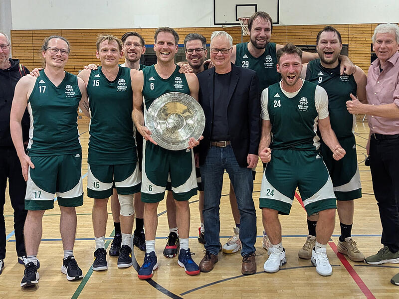 Haferkorn-Siegesjubel pur: Sechs Jahre nach ihrem letzten Erfolg gewannen &bdquo;Lieblings-Liebige&ldquo; zum neunten Mal die begehrte Silberschale. Eingerahmt von den beiden Organisatoren Reinhold Eckert (links) und Bertram Wagner und zusammen mit CG-Schulleiter Thomas Kreutzmann (Mitte) lie&szlig;en (stehend von links) Benjamin Schmittlutz, Uli Hirmke (4 Punkte im Finale), Maximilian Montag, Dirk Dippold (9), Maximilian Glas, Erik Land (11), Christoph H&ouml;ning (8) und Patrick Dykes (2) ihrer Titelfreude freien Lauf.