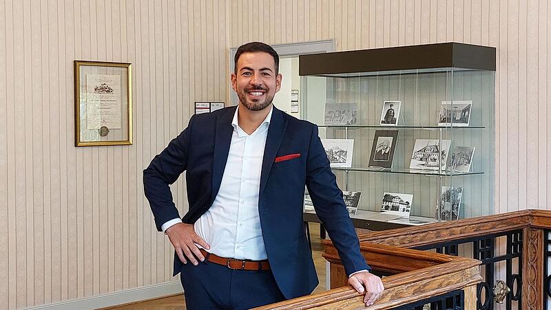 Can Aydin im Treppenhaus des B&uuml;rgla&szlig;schl&ouml;sschens, dem Amtssitz des Dritten B&uuml;rgermeisters.