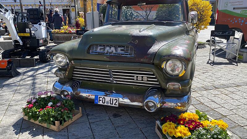 Blickfang f&uuml;r die Besucher: Der GMC Farmtruck war Teil eines Marktstandes.