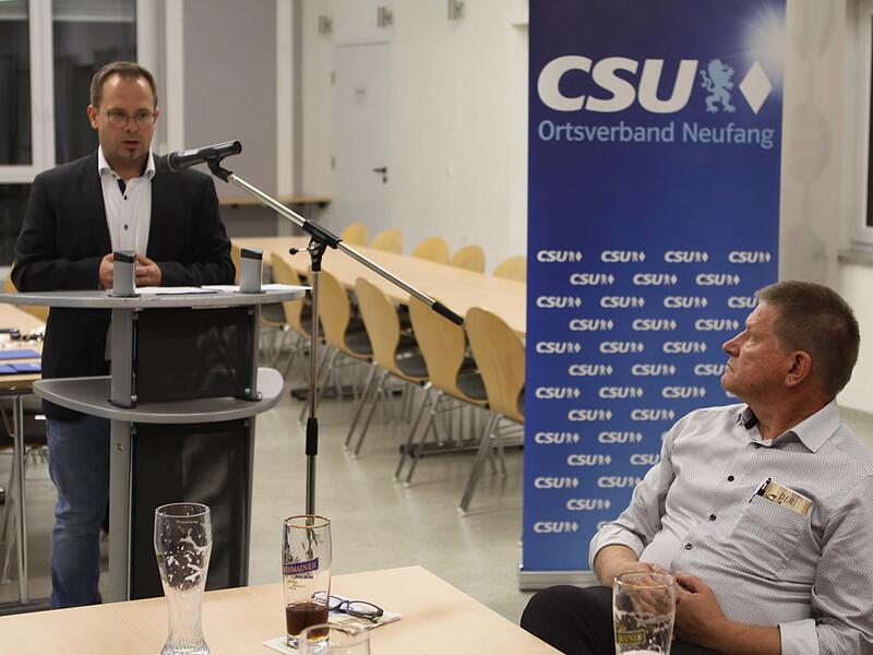 Sven Schuster (am Pult)  stellte seine Ziele beim Mitgliederstärksten Verband in Neufang vor. Mit im Bild Ortsvorsitzender Rudolf Kotschenreuther.