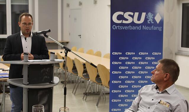Sven Schuster (am Pult)  stellte seine Ziele beim Mitgliederstärksten Verband in Neufang vor. Mit im Bild Ortsvorsitzender Rudolf Kotschenreuther.