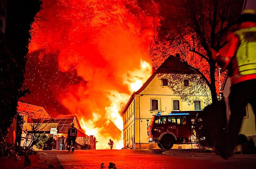 Hohe Flammen und Rauch versetzten Pommersfelden am Montagabend in Schrecken.