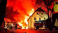 Hohe Flammen und Rauch versetzten Pommersfelden am Montagabend in Schrecken.