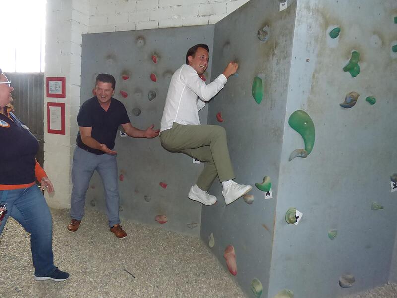 Die Pottensteiner Jugendherberge hat sogar eine Kletterhalle, in der sich MdL Julian Preidl gleich mal versucht. Links die Jugendherbergsleiterin Kathrin P&uuml;st, Mitte: MdL Stefan Fr&uuml;hbei&szlig;erForchheim & Fr&auml;nkische Schweiz