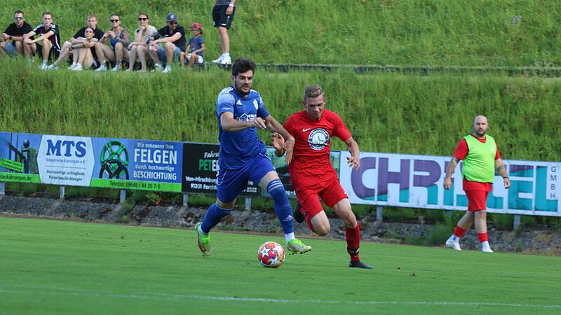 Muhamet Murati (li.) schoss mit einem lupenreinen Hattrick Kirchehrenbach zum Sieg.