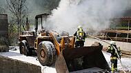 Atemschutztr&auml;ger l&ouml;schten den Brand eines Radladers auf einem Aussiedlerhof bei Elfershausen.