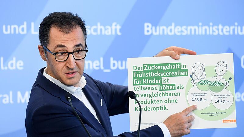 Cem &Ouml;zdemir stellte Ergebnisse einer Studie vor, der zufolge der Zuckergehalt in Produkten f&uuml;r Kinder teilweise h&ouml;her ist als in vergleichbaren Produkten f&uuml;r Erwachsene.