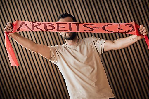 Gestretchte Arbeitszeit: Die Stunden im Job lassen sich nicht wie ein Gummiband ziehen, sagt die Gewerkschaft Nahrung-Genuss-Gaststätten.