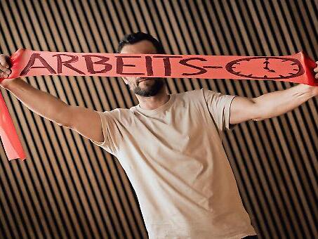 Gestretchte Arbeitszeit: Die Stunden im Job lassen sich nicht wie ein Gummiband ziehen, sagt die Gewerkschaft Nahrung-Genuss-Gaststätten.