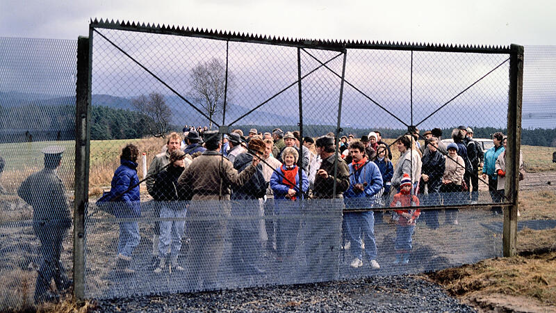 Wartende M&uuml;rschnitzer hinter dem Grenztor