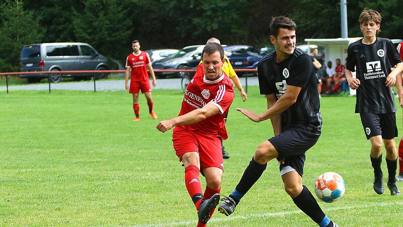Der Blaicher Christian Barth zieht ab, der Thurnauer Simon Erhardt kommt zu sp&auml;t. Am Ende hatten aber die G&auml;ste vom TSV die Nase vorn.