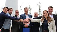 Mitarbeiter des Betreibers Qair, Ministerpr&auml;sident Markus S&ouml;der und Lokalpolitiker nehmen offiziell den Windpark Fuchsstadt in Betrieb.