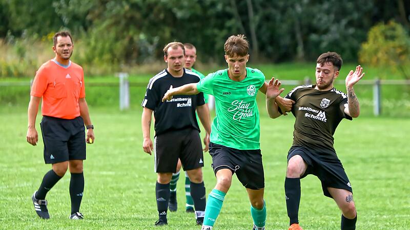 Der Mainleuser Noah Meier (li.) und der Harsdorfer Burak Aydin beharken sich im Zweikampf.