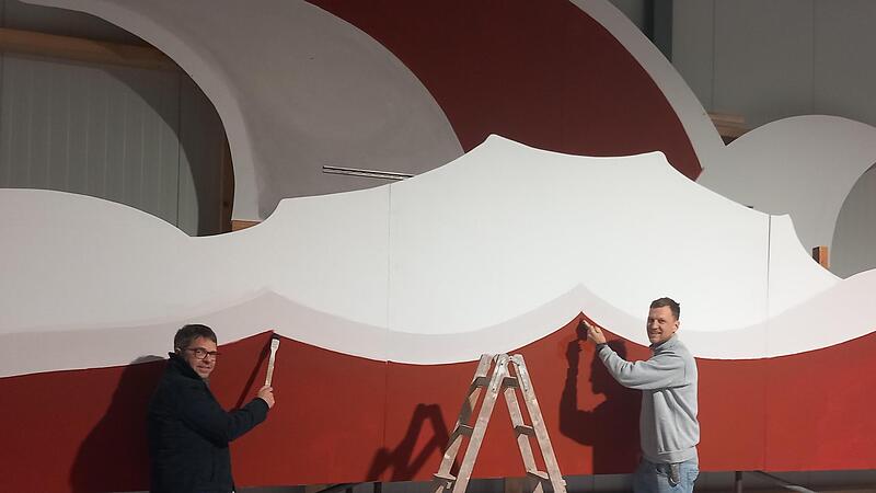 Die Künstler Philipp Dorn (rechts) und Kulissenmaler Guido Schneider perfektionieren das Werk noch.