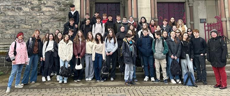 Gruppenaufnahme der Austauschsch&uuml;ler mit der Leiterin des Austausches auf deutscher Seite, Carola Beudert (ganz rechts), vor dem Temple Neuf, einer evangelischen Kirche, in Metz.