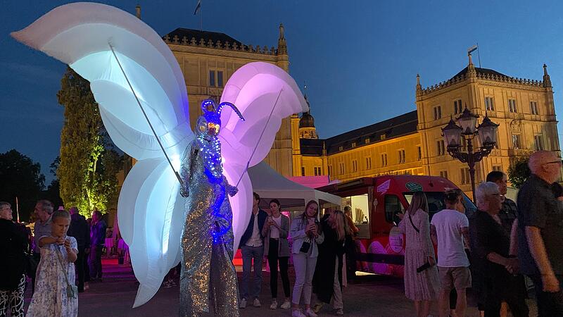 Stimmungsvoll: Beim Schlossplatzfest gibt es nicht nur auf den B&uuml;hnen viel zu sehen, sondern auch direkt auf dem Platz.